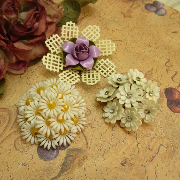 *SOLD* VINTAGE White Flower Brooch Lot~Three Enamel Plastic Round Floral Variety - Picture 1 of 10